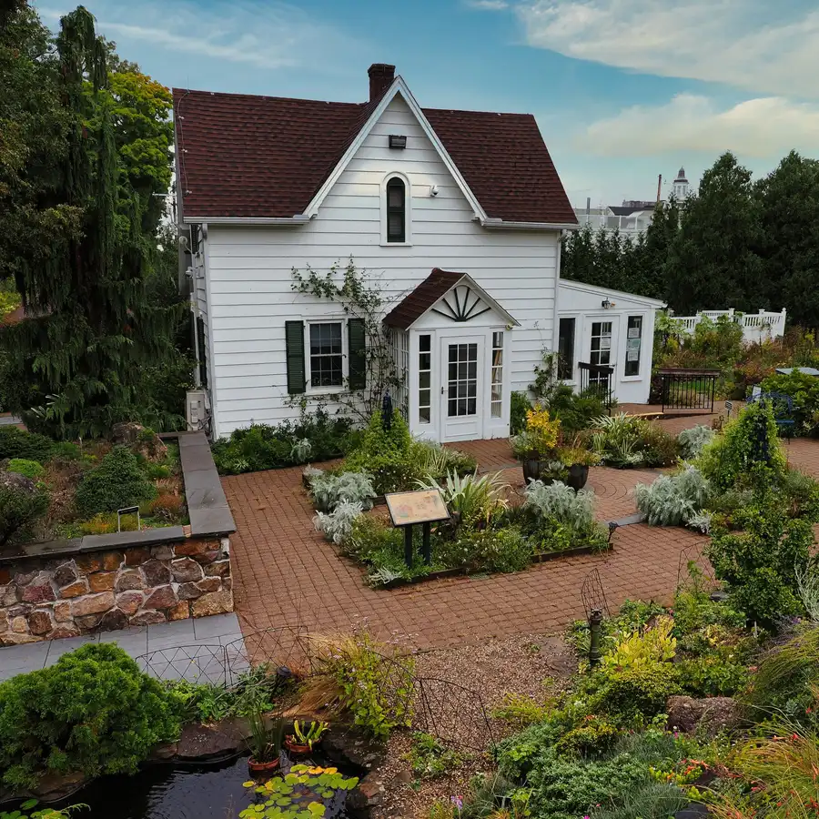 White historic house with a garden in Morristown, NJ